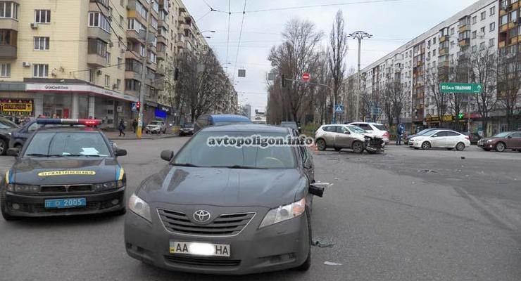 В Киеве Nissan Qashqai протаранил Toyota Camry (фото)