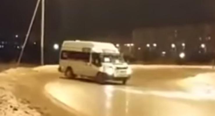 Российский водитель показал мастерство дрифта на маршрутке с пассажирами (видео)