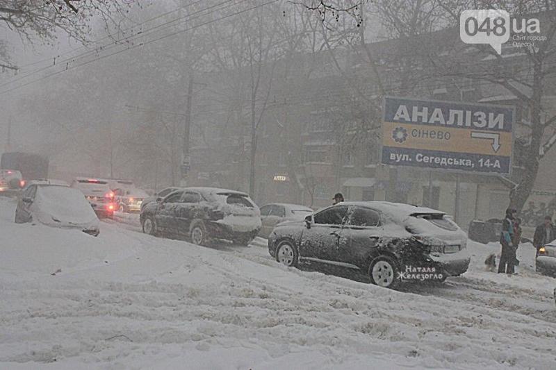 Одесса пережила рекордный снегопад, Потемкинская лестница превратилась в каток (фото) / 048.ua