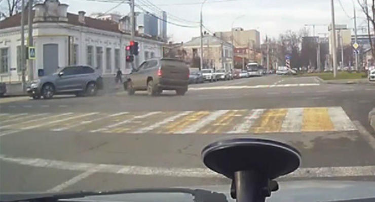 Нашли друг друга: два BMW X5 столкнулись в центре Краснодара (видео)