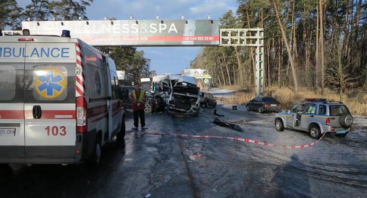 Под Киевом Hyundai Santa Fe протаранил маршрутку, есть жертвы (фото)
