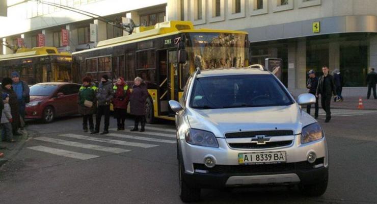 В центре Киева водитель припарковался посреди перекрестка (фото)