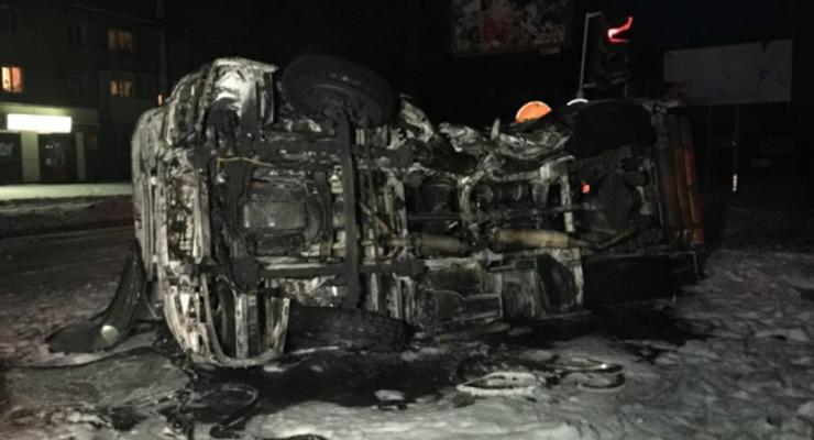 В Донецке джип боевиков перевернул автобус, есть жертвы (видео)