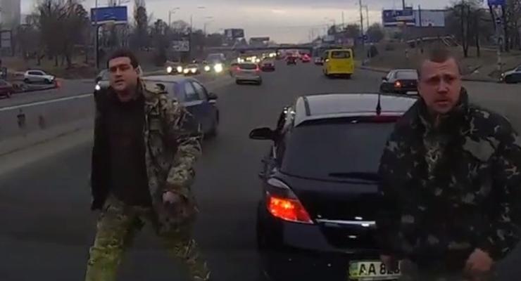 Киевский водитель обвинил бойцов Нацгвардии в нападении на дороге (видео)