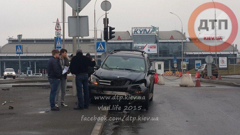 В Киеве у аэропорта Жуляны Mercedes GL протаранил Chevrolet Lacetti (фото) / dtp.kiev.ua