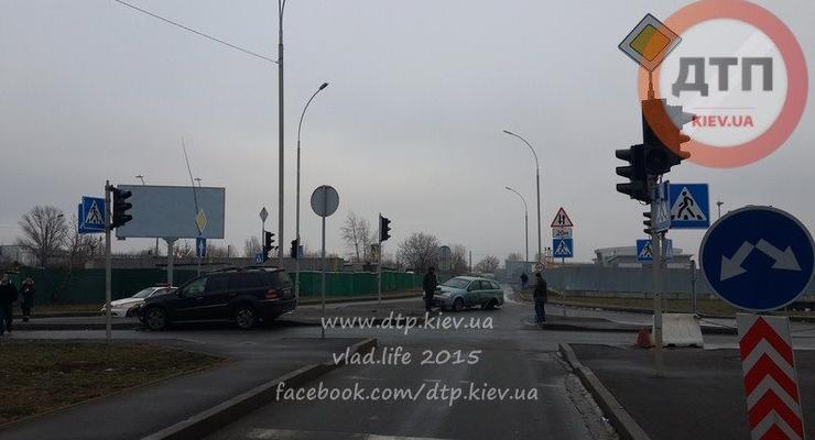 В Киеве у аэропорта Жуляны Mercedes GL протаранил Chevrolet Lacetti (фото)