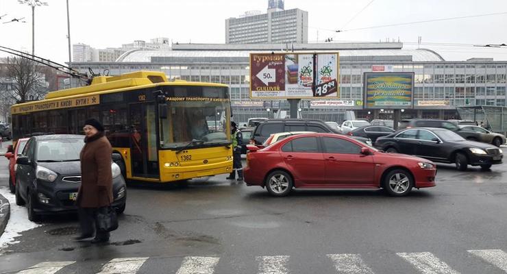 В Киеве Лансер заблокировал движение троллейбусов (фото)