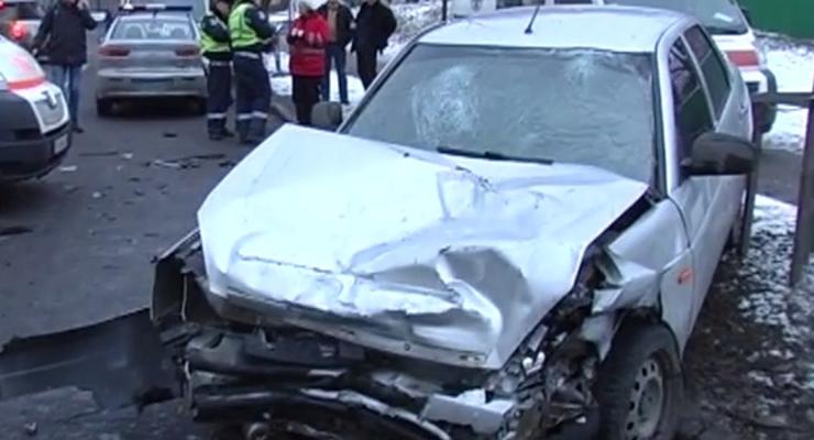 В Киеве водитель Лады устроил аварию с милицейским авто (видео)
