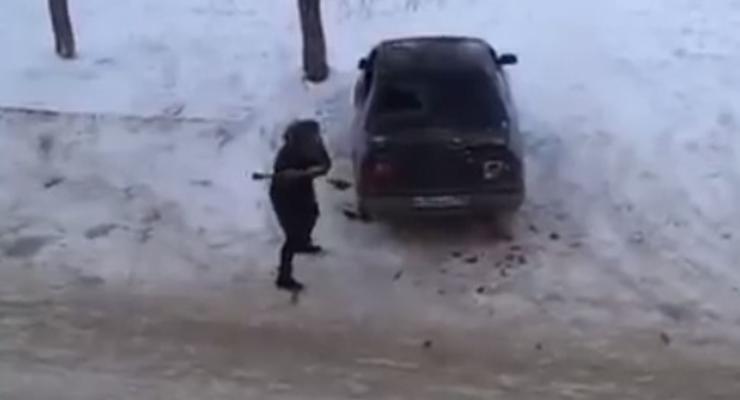 Их нравы: в России женщина, передавая привет, разбила кувалдой чужую иномарку (видео)