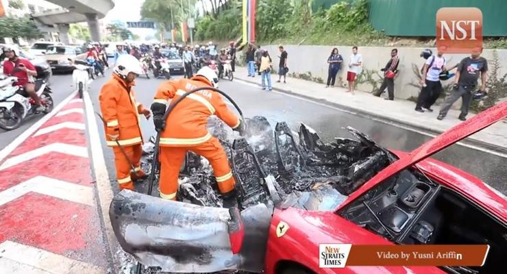 В Малайзии Ferrari сгорел дотла без видимых причин (видео)