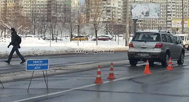 В Киеве Mitsubishi Outlander сбил маму с ребенком на переходе