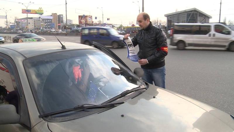 В Киеве неправильно припаркованным авто заклеили лобовые стекла (фото) / facebook.com/Andriyak