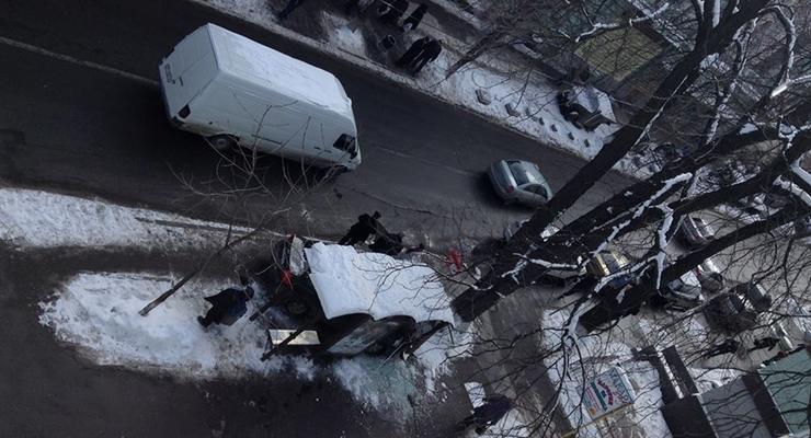 В центре Киева машина таранила автобусную остановку