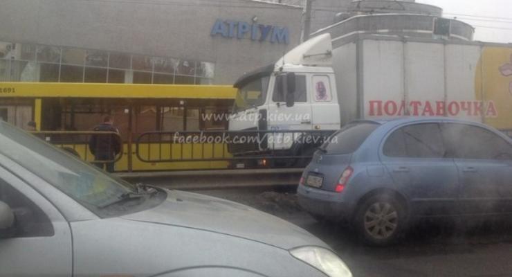 В Киеве на Караваевых дачах огромная пробка: столкнулись автобус и грузовик