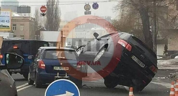 В Киеве авария: Toyota мастерски заскочила на Skoda