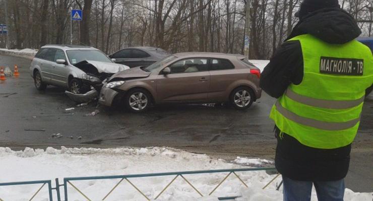 В Киеве столкнулись Kia и Subaru, есть раненые (фото)