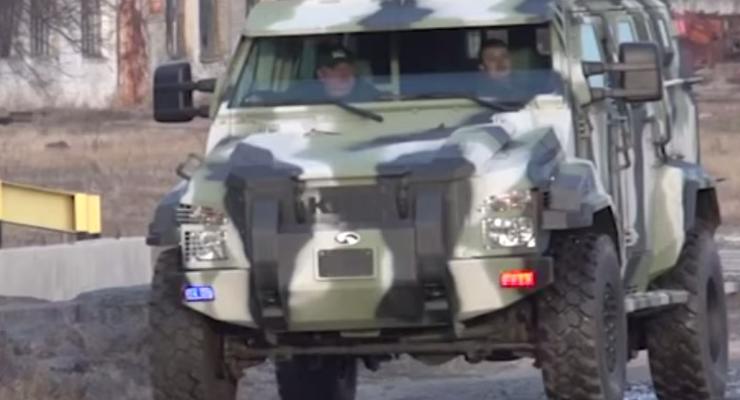 Броня крепка: украинские военные показали тест-драйв новой техники (видео)