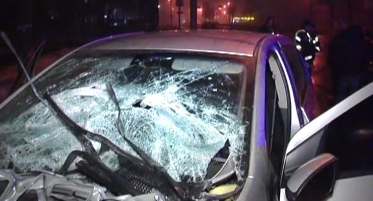 В Киеве пьяный водитель Chevrolet протаранил фуру (видео)