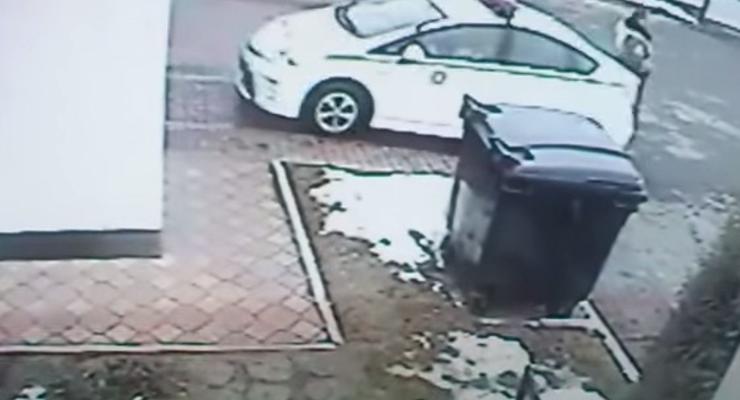 Автомобиль ГАИ сбил гаишника в Умани (видео)