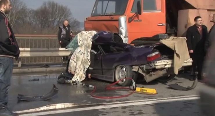 На Буковине BMW влетел в грузовик, есть жертвы (видео)