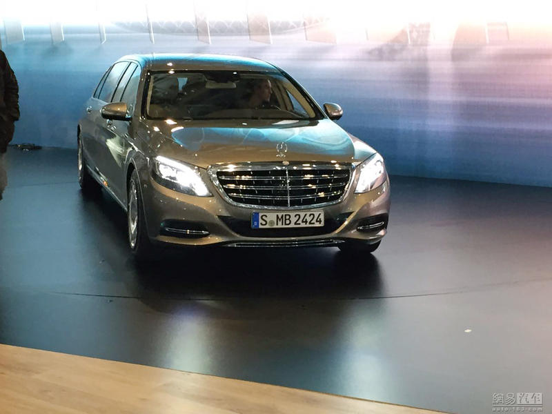 Mercedes показал в Женеве свой самый дорогой лимузин (видео)