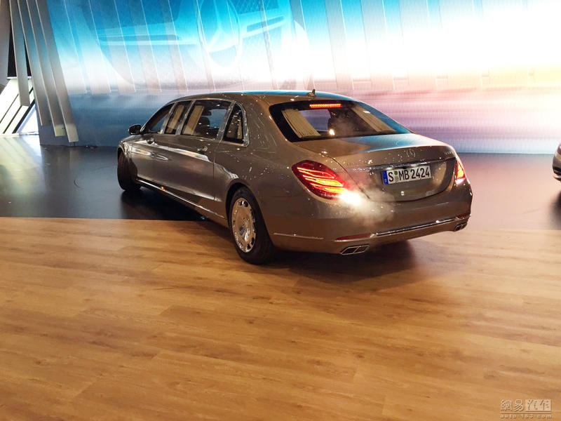 Mercedes показал в Женеве свой самый дорогой лимузин (видео)