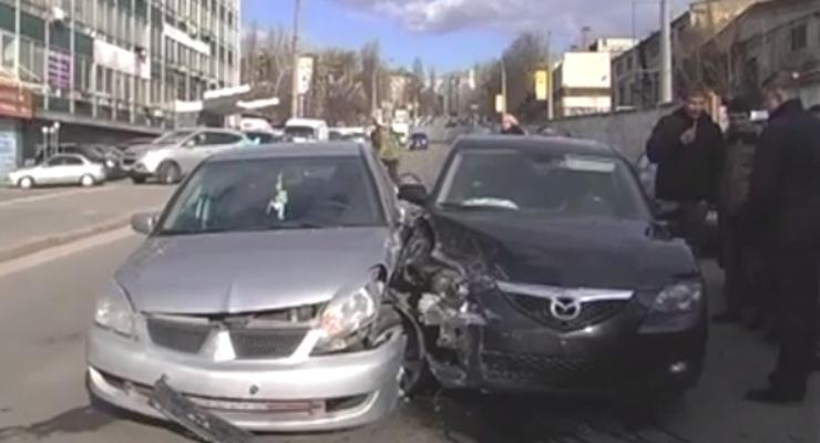 В Киеве столкнулись три автомобиля, есть пострадавшие (видео)