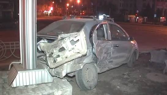 В Киеве Volkswagen протаранил такси с пассажирами (видео)