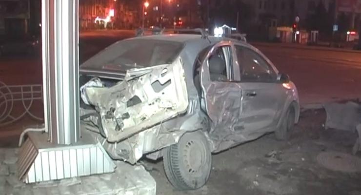 В Киеве Volkswagen протаранил такси с пассажирами (видео)