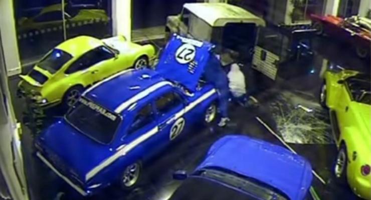 В Британии из автосалона за минуту угнали раритетный Ford (видео)