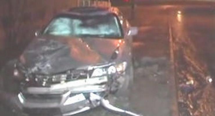 Ночью в Киеве Honda Accord уничтожился об отбойник (видео)