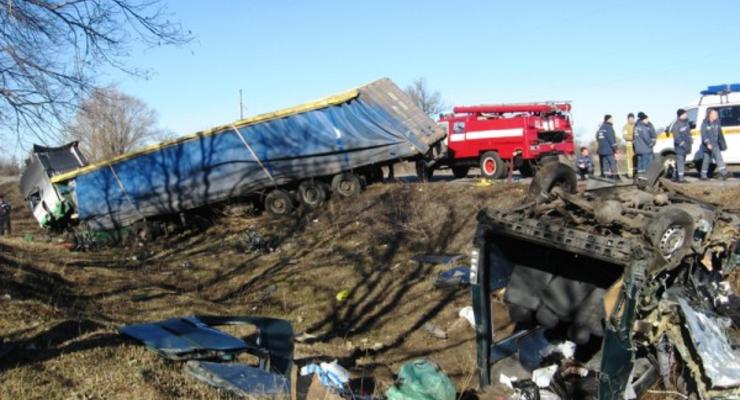 Яценюк: Автомобили, попавшие в ДТП в Полтавской области, были незаконно переобуродованы