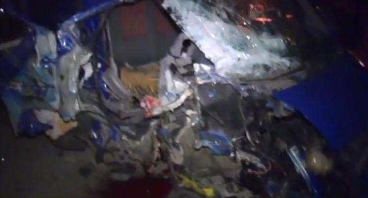 В Киеве микроавтобус попал в аварию, есть раненые (видео)