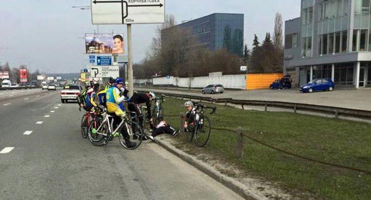 Появилось видео, как Хюндай сбил велосипедистов в Киеве