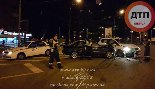 В Киеве на Печерске Opel Vectra протаранил в бок такси (фото)