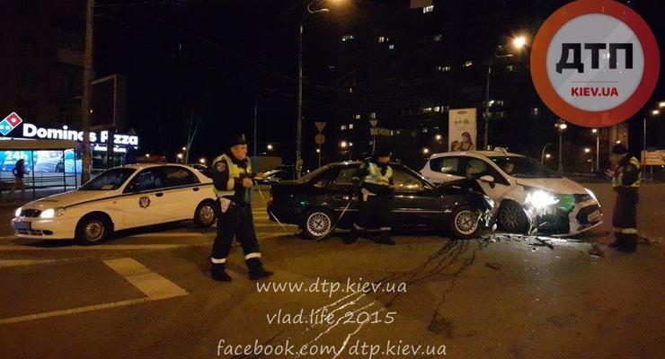 В Киеве на Печерске Opel Vectra протаранил в бок такси (фото)
