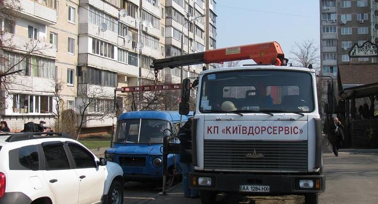 В Киеве брошенные авто начали вывозить на свалки