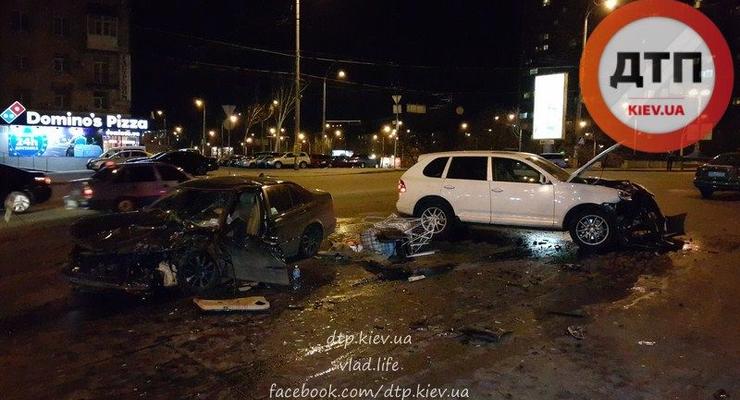 У Печерского моста в Киеве разбился Porsche Cayenne (фото)