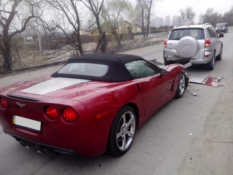 В Киеве разбили спорткар Chevrolet Corvette (фото) / topgir.com.ua