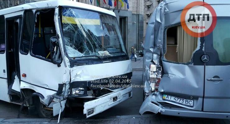 В Киеве милицейский автобус разбил три машины (фото)