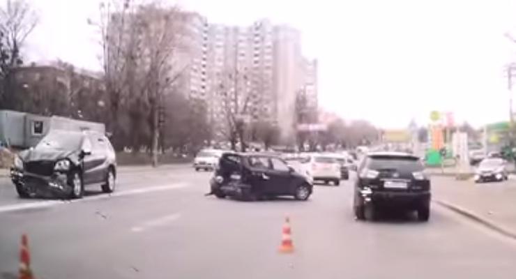 В Киеве Mercedes GL450 протаранил Skoda Fabia (видео)