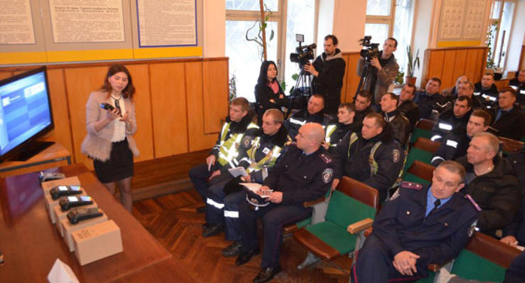 Харьковским гаишникам выдали 78 мобильных терминалов для оплаты штрафов