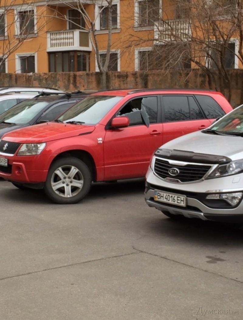 В Одессе расстреляли припаркованные машины (фото) / dumskaya.net