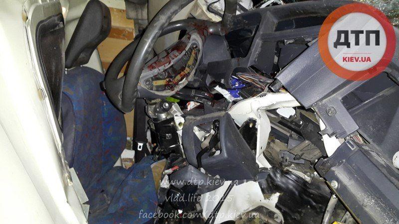 В Киеве мужчина угнал Fiat Ducato и погиб в ДТП (фото) / dtp.kiev.ua