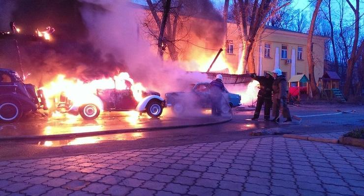 В Одессе сгорели ретро-автомобили (фото)