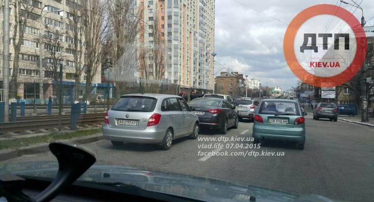В Киеве на Борщаговской столкнулись сразу четыре авто (фото)