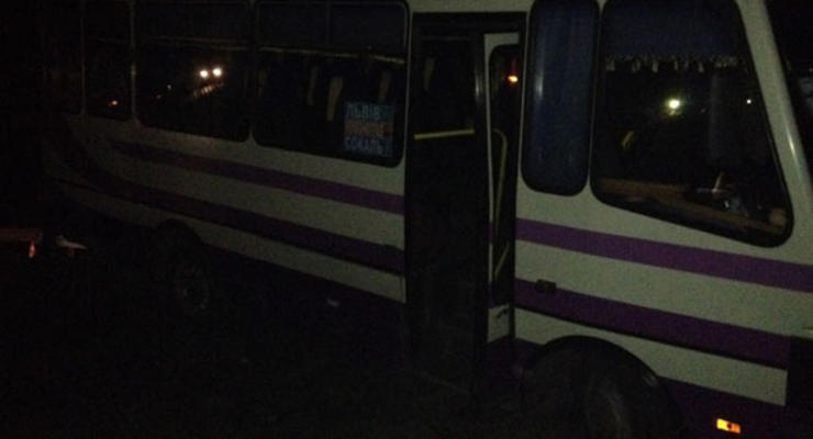 Во Львовской области автобус попал в аварию, есть раненые (фото)