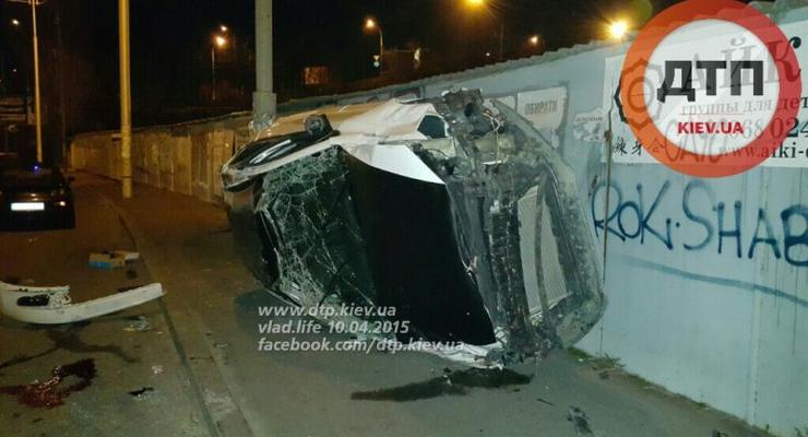 В Киеве разбился и опрокинулся Volkswagen с иностранными номерами (фото)