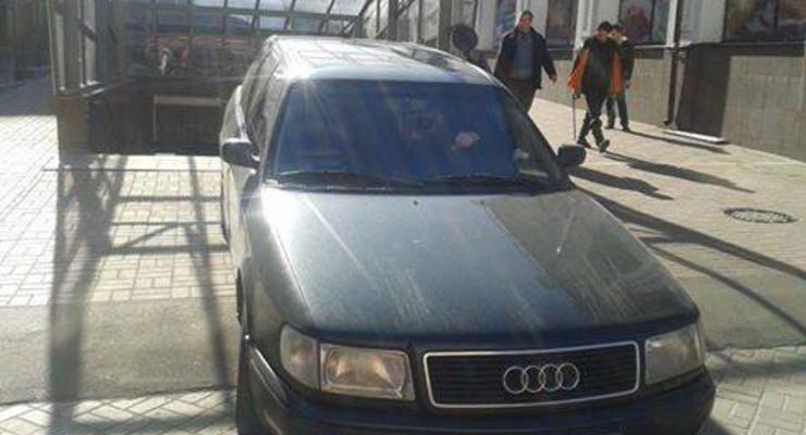 Особенности парковки в Киеве: водитель поставил машину на ступени метро (фото)