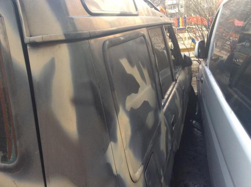 В Харькове сожгли автомобиль волонтеров для армии / 057.ua